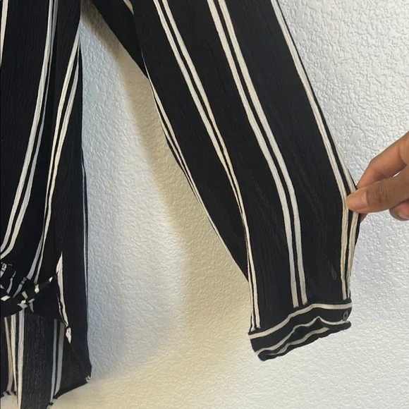 Elegant Striped Women's Blouse - Picture 6 of 8